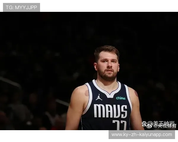 东契奇步伐灵活晃倒对手后命中，独行侠全场惊呼